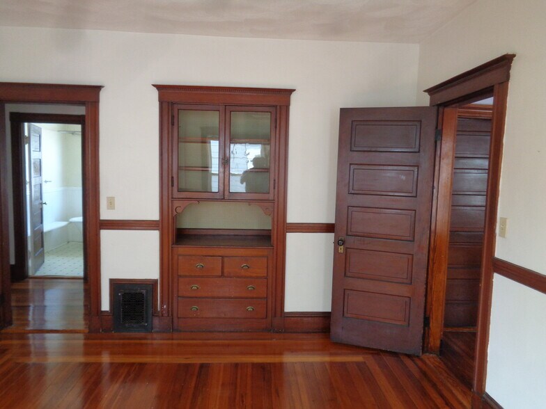 Building Photo - 73 Grove St