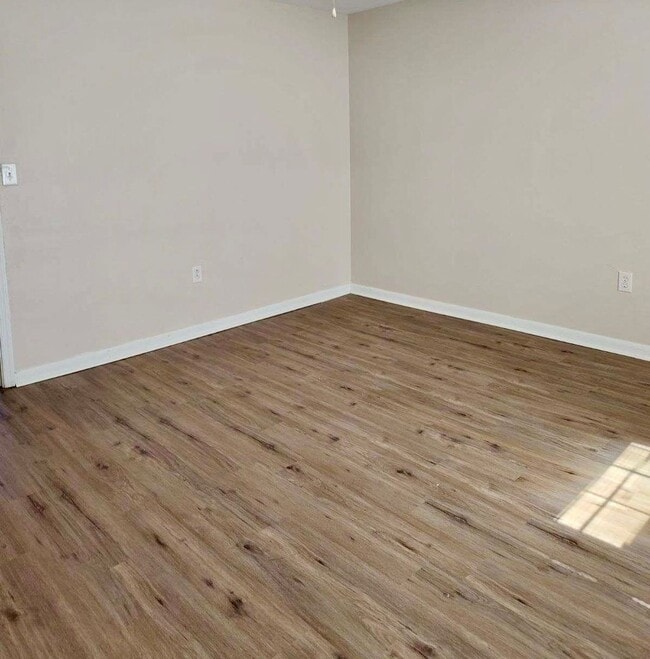 Building Photo - Available 3 Bedroom 1.5 bath Townhouse in Fredericksburg, Stafford County