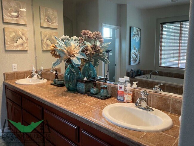 Building Photo - Executive Home in Gated Community Wildwings