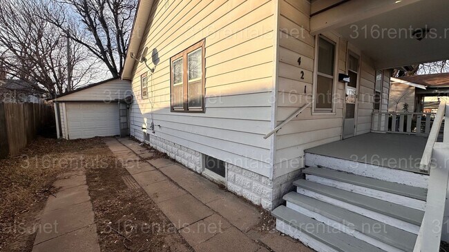 Building Photo - $1175 - 3 bed 1 bath - Single Family Home