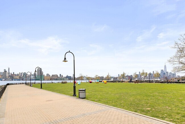 Building Photo - 1125 Maxwell Ln