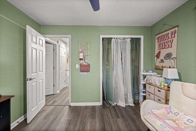 Building Photo - Cozy, fenced 2BR, 1.5BA in NE