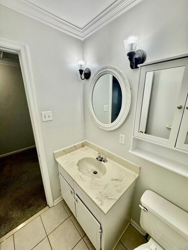 Building Photo - 2BR/1.5BA Townhouse in Shadowlawn!