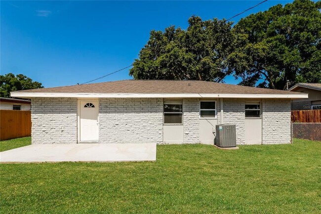 Building Photo - 9537 Groveland St