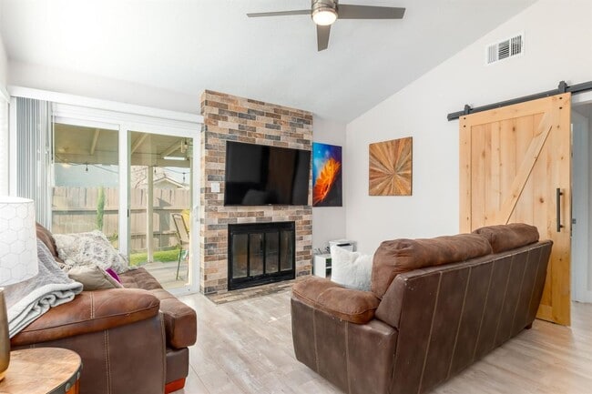 Building Photo - Updated 3 bedroom home in Ridgepoint Area