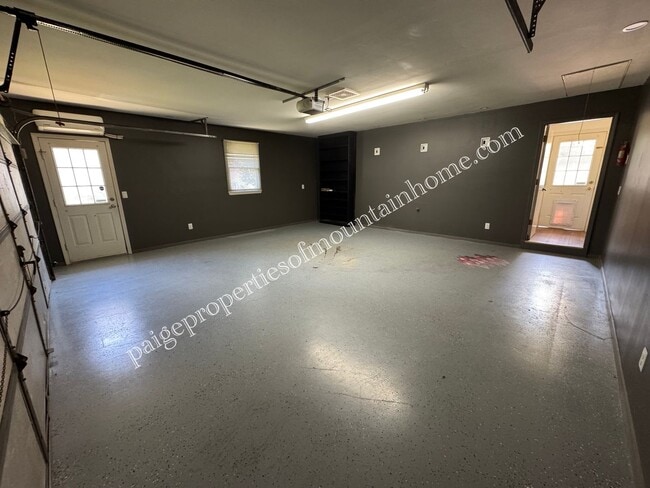 Building Photo - Stylish 3-Bedroom Home with Beautiful Kitc...