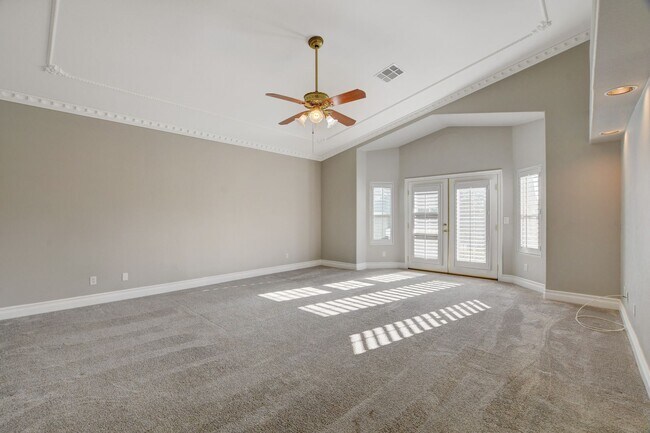 Building Photo - COMING SOON!! $1000 off 1st months Rent Guard-Gated Golf Course Living on the 14th Green!