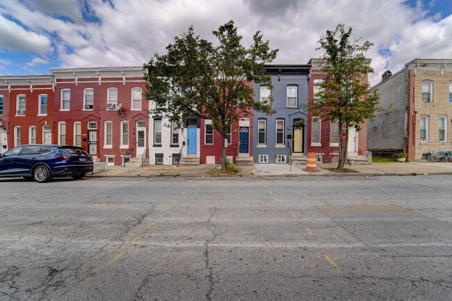 Building Photo - Beautifully Updated Townhome in Prime Location – Move-In Ready!