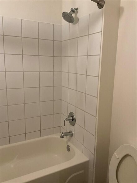 Building Photo - 881 Memorial Dr SE