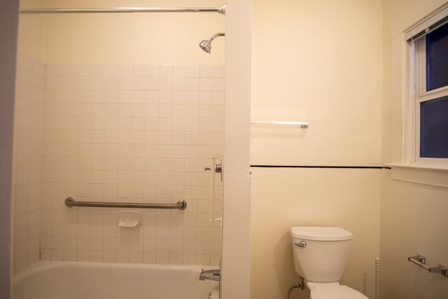 Building Photo - Gorgeous 2-Bedroom Corner Flat in 1911 Fou...