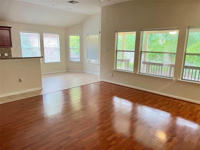 Building Photo - 42 W Foxbriar Forest Cir