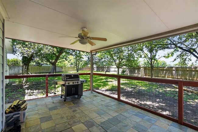 Building Photo - 300 N Carriage Hills Dr