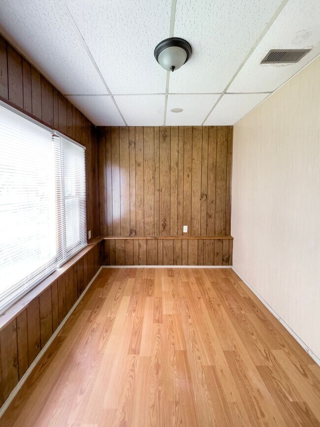 Building Photo - *AVAILABLE NOW!* Cozy Three Bedroom Home!