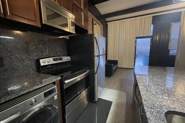 Building Photo - Gorgeous Garden Level 1-Bed with Laundry in Unit