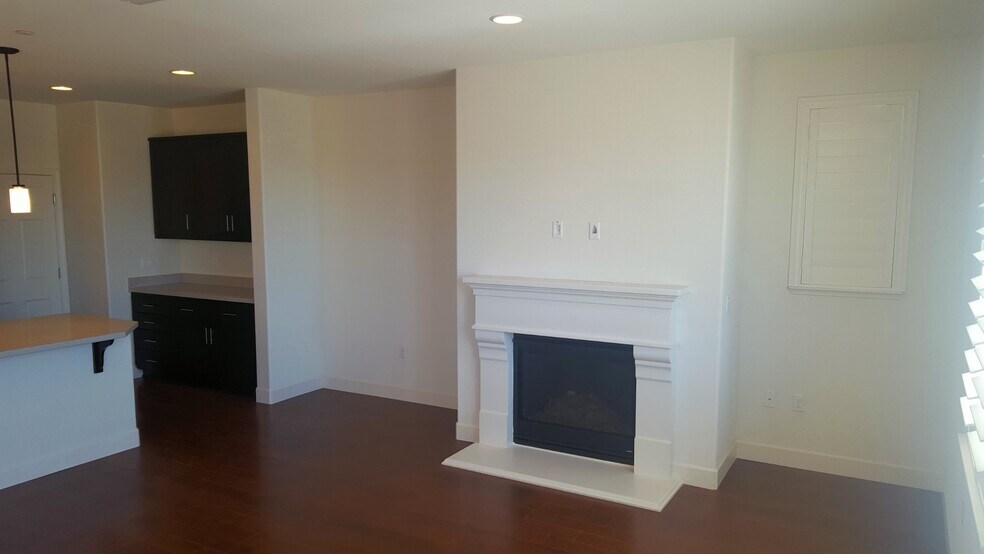 Building Photo - 2256 W Cantara Dr