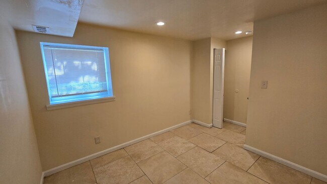 Building Photo - Spacious 2-Bedroom Townhome – Newly Renovated & Move-In Ready! ** VOUCHER HOLDERS ONLY**