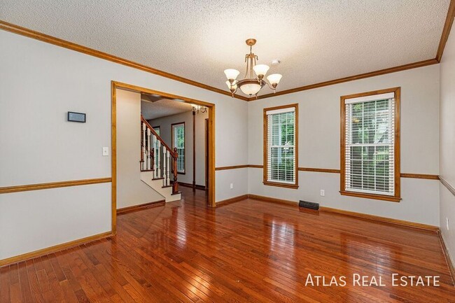 Building Photo - Relaxing views! 4 bedroom in North KC!