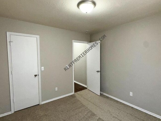 Building Photo - 241 W Pines Way