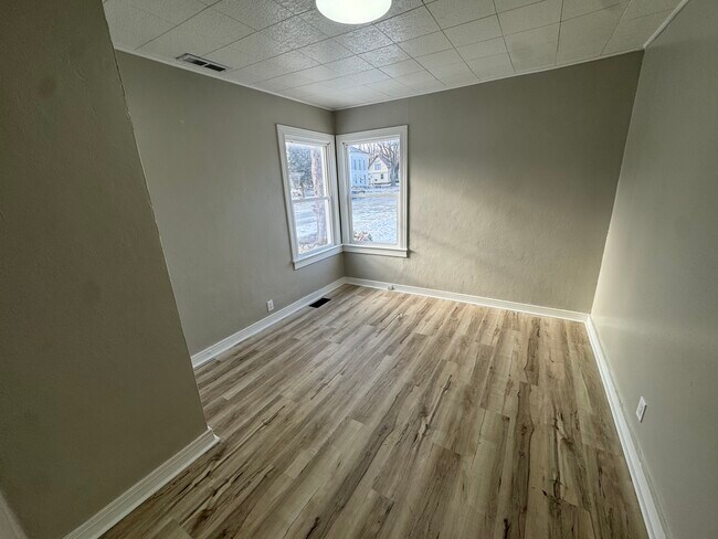 Building Photo - 704 E Walnut St