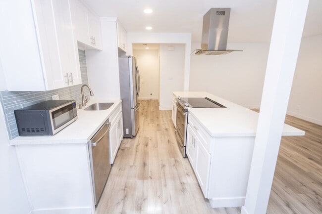 Building Photo - Spacious 1BR/1BA condo with patio and parking! Lake Murray Area $2195.00
