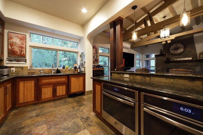 Building Photo - Don't miss this amazing opportunity to rent a higher end home nestled in the trees in the coveted...