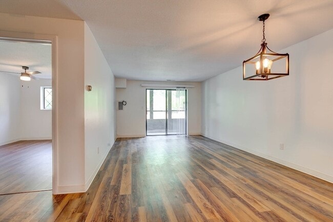 Building Photo - 7 Greenbriar Dr