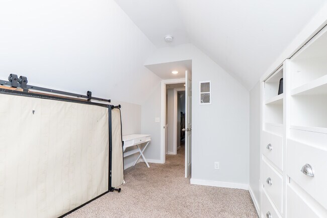 Building Photo - 402 Koch Ave