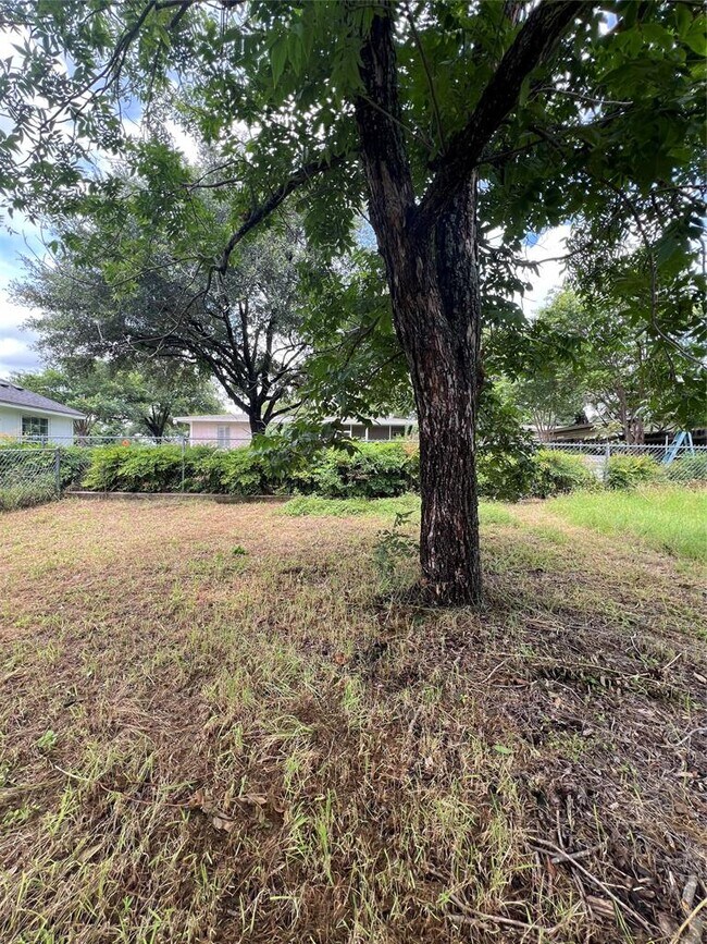 Building Photo - 11702 Oak Trail