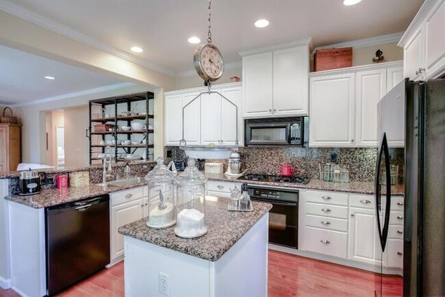 Building Photo - Immaculate Modern Townhouse in Sought-Afte...