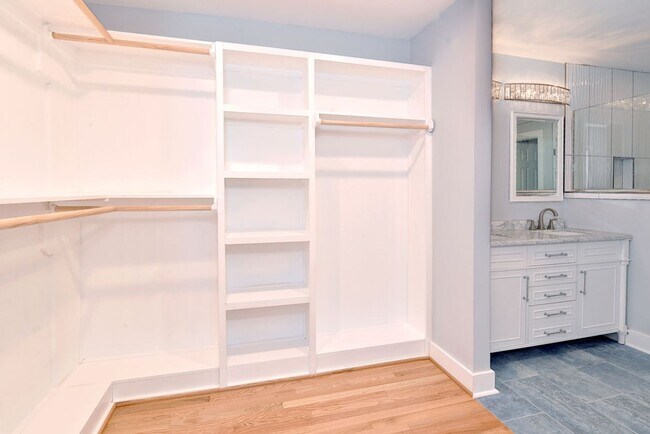 Building Photo - New Waterfront Home
