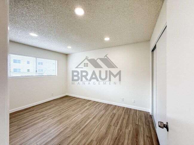 Building Photo - 14801 Delano St