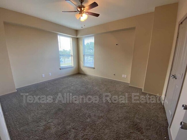 Building Photo - 3625 Valley Vista Dr
