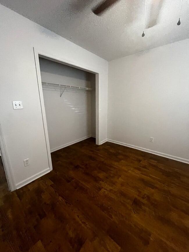 Building Photo - 3 Bedroom 1 Bath apartment!