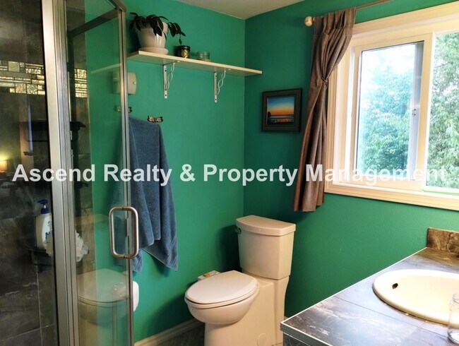 Building Photo - Ideal Hillsboro Location 2 Level Home with...