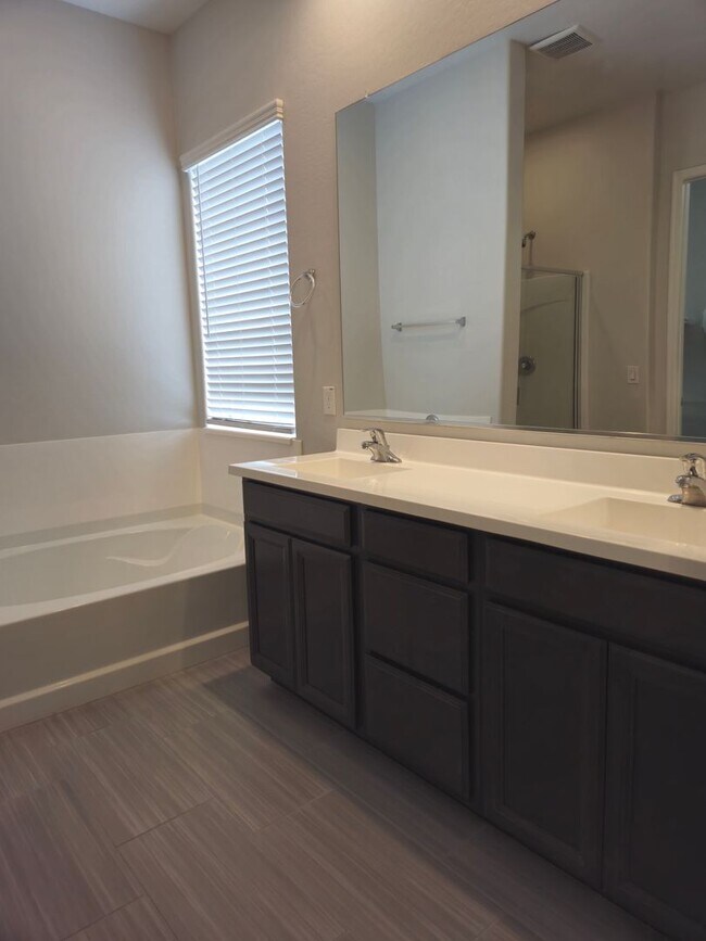 Building Photo - Beautiful 4 Bedroom 3 Bath Home in Gated C...