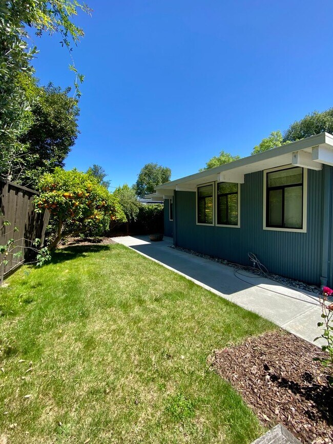 Building Photo - Modernized Eichler Masterpiece