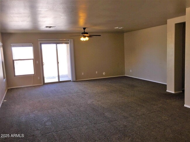 Building Photo - 307 S Carter Ranch Rd