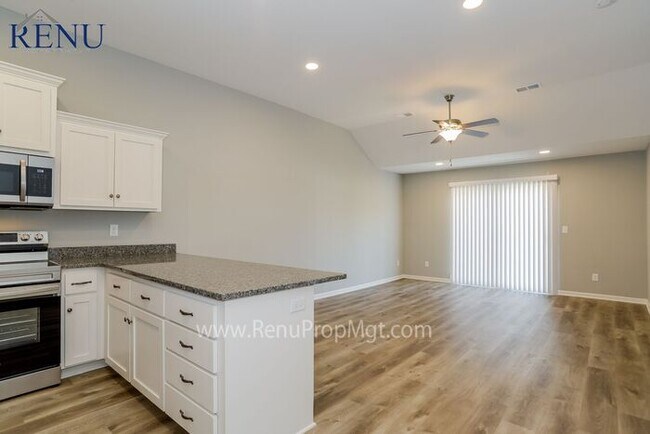 Building Photo - Holiday Special: Free First Month's Rent!!