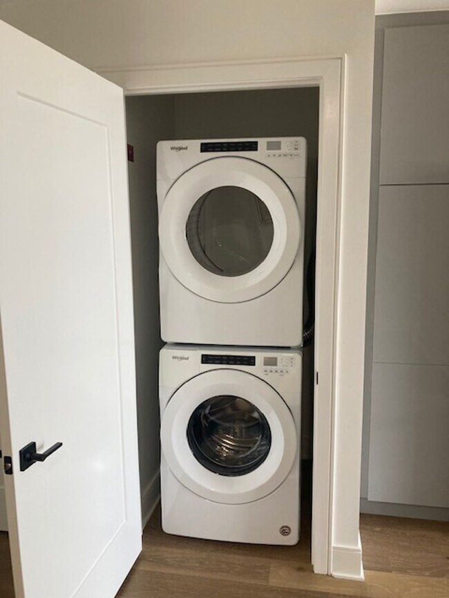 Building Photo - High Rise Condo Living at Its Best!!!!