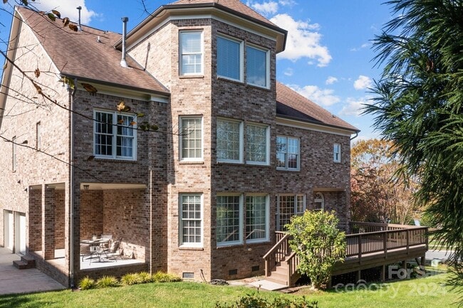 Building Photo - 9440 Wallace Pond Dr