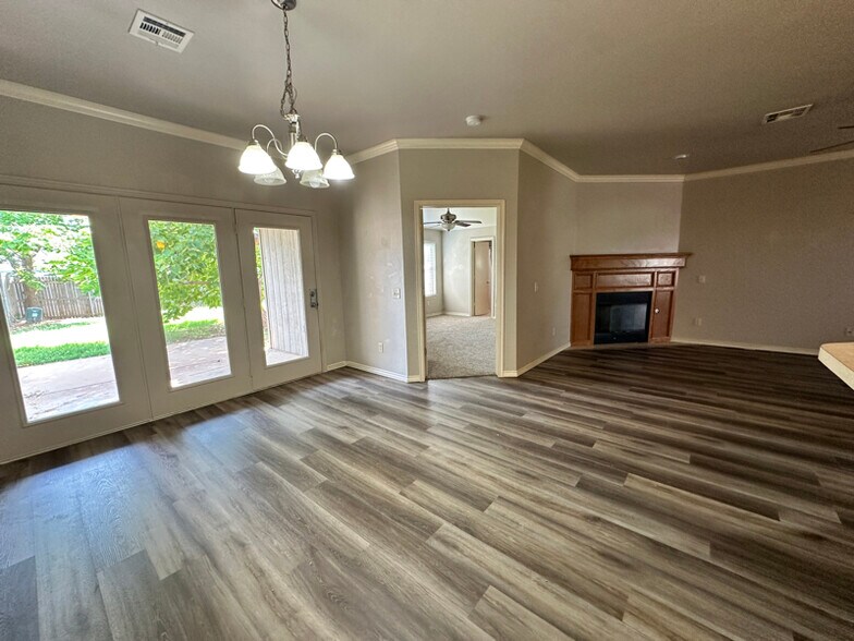 Building Photo - 2614 Silvertree Dr
