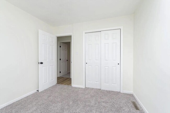 Building Photo - Renovated Duplex: Move-In Ready! 3 Bed, 1....