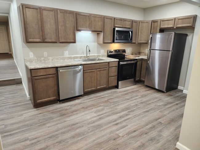 Building Photo - Beautiful 4 bedroom 2 bathroom home with g...