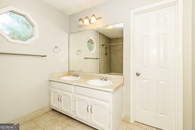 Building Photo - 2521 Country Lake Cir