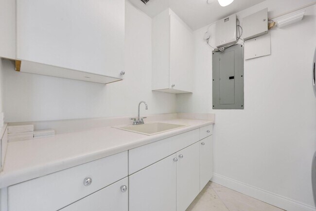 Building Photo - 500 SE Mizner Blvd