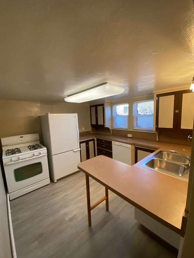 Building Photo - 110 E Rosser Ave