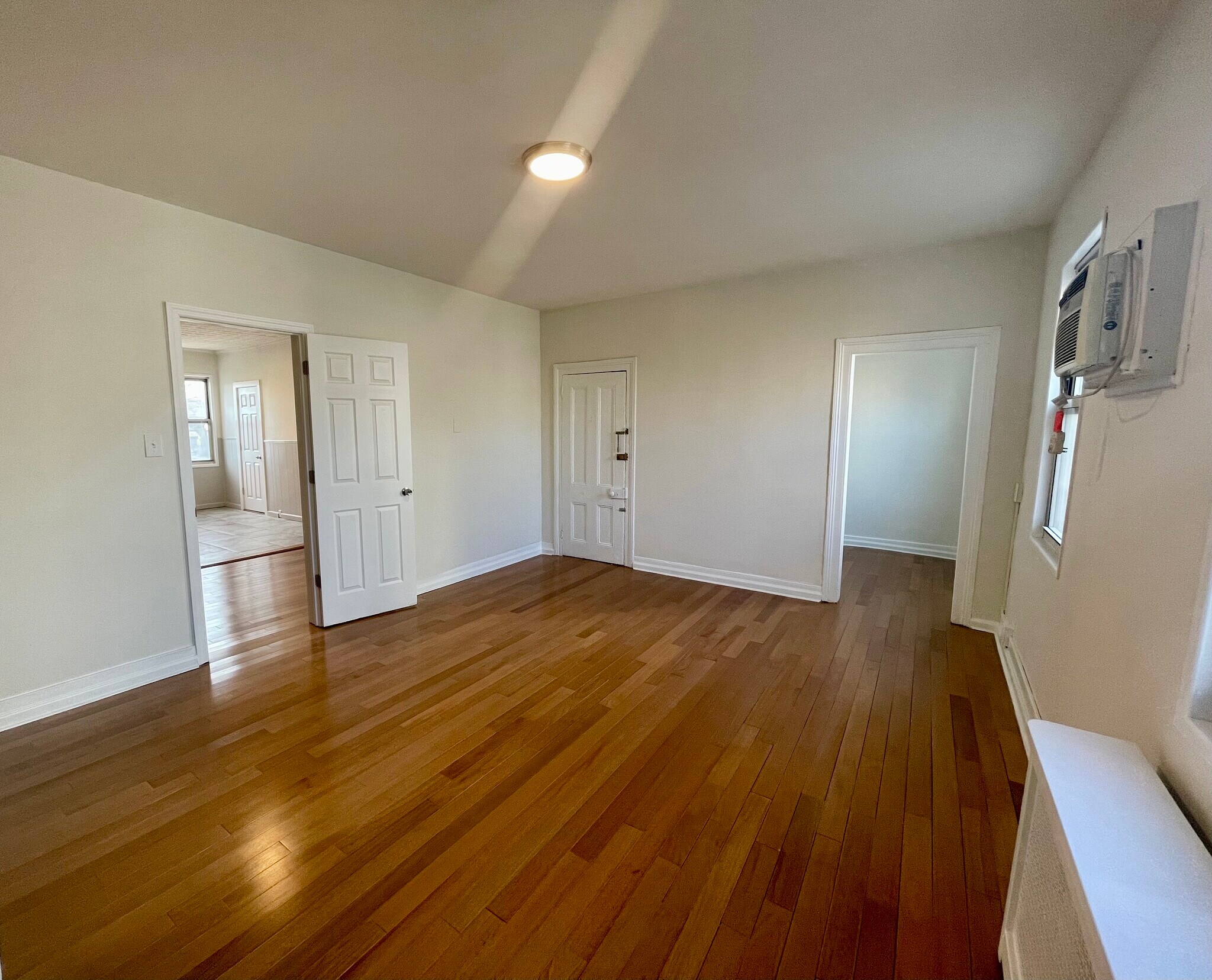 Large bedroom - 397 Manhattan Ave
