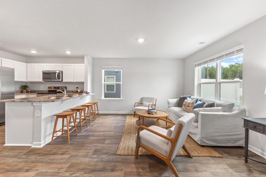 Large living room - 4162 High Glen Dr