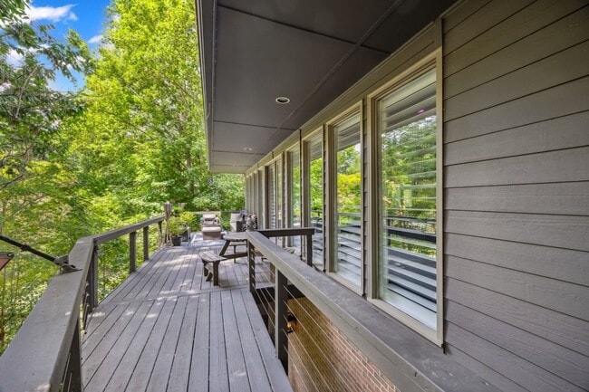 Building Photo - Gorgeous, Fully furnished 3 Bed 3.5 bath h...