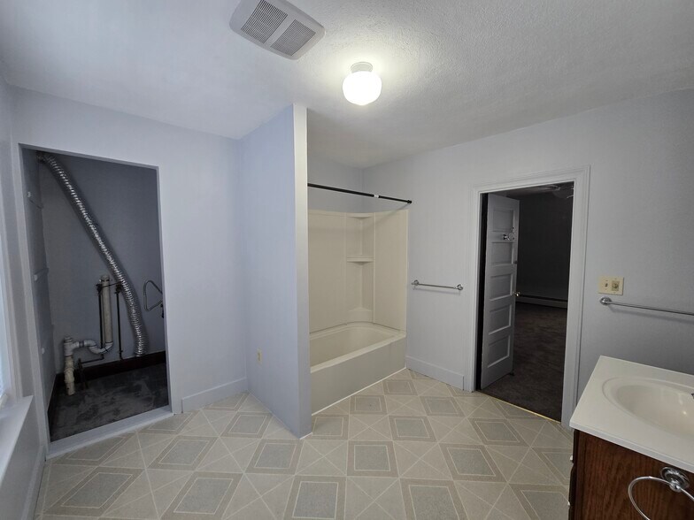 Building Photo - 128 Martin St